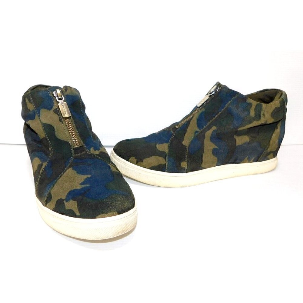 BLONDO woman's ankle boots, green & blue camo pattern size 8M RUNS SMALL!